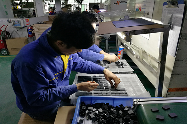 選擇藍(lán)牙耳機(jī)模具廠——開模前您需要了解這個！